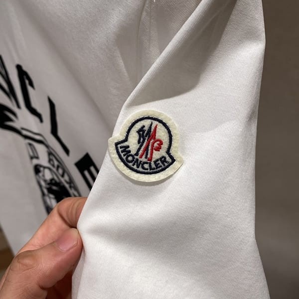 目を惹くカラーモンクレール フロッキープリント ロゴ Tシャツ