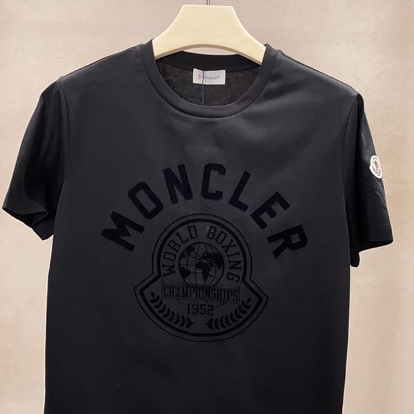 目を惹くカラーモンクレール フロッキープリント ロゴ Tシャツ