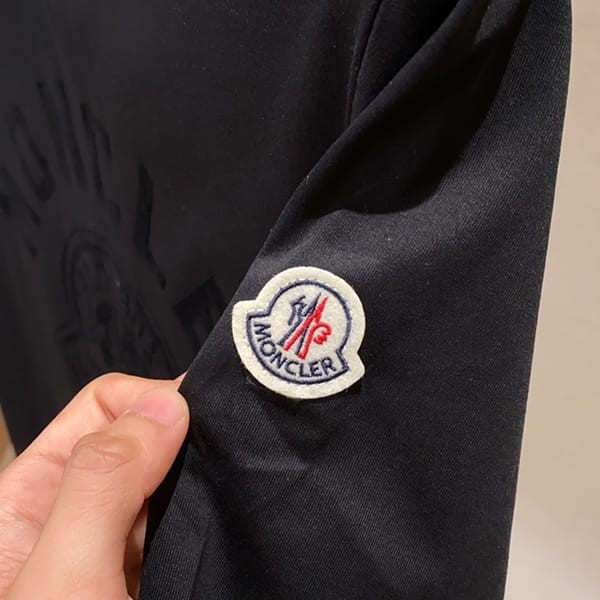 目を惹くカラーモンクレール フロッキープリント ロゴ Tシャツ