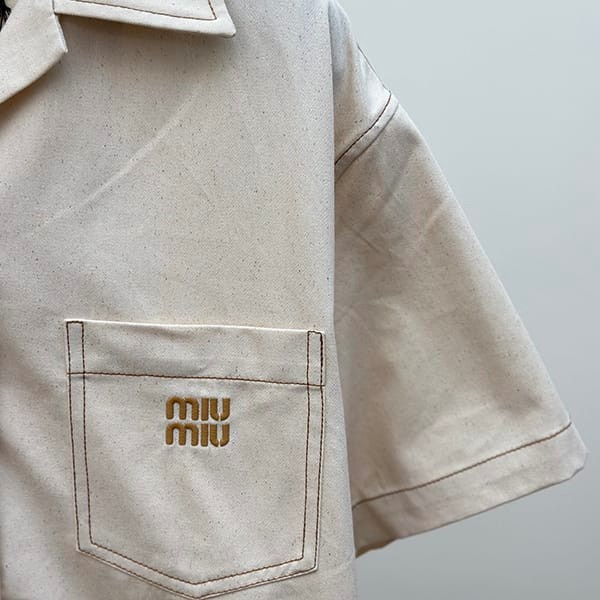 最安値挑戦ミュウミュウ 偽物 ボクシーフィット ロゴ刺繍 半袖 デニムシャツ myp45751