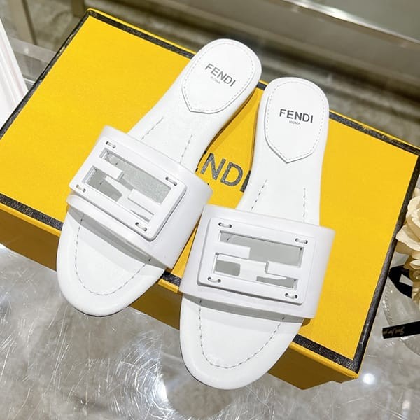 フェンディ 偽物 BAGUETTE FFシグネチャー バンド スライダー サンダル