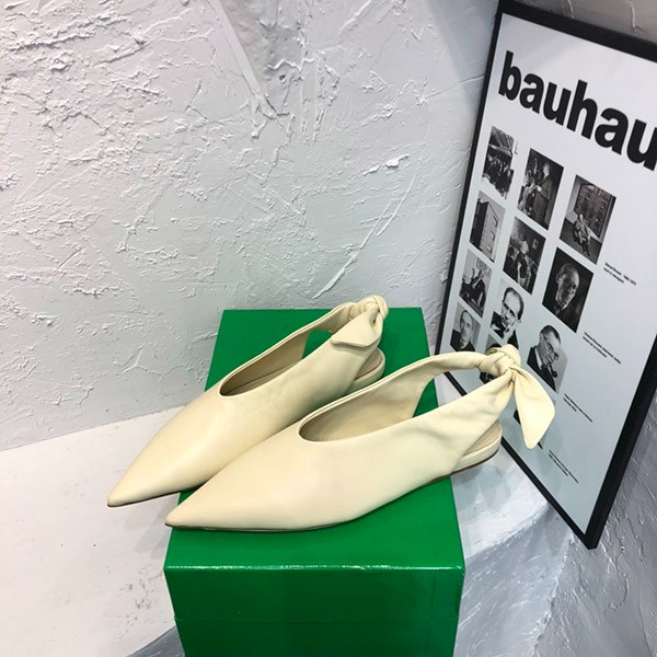 ジルサンダー 偽物 バックストラップ付 レザー ヒール パンプス Jip35431