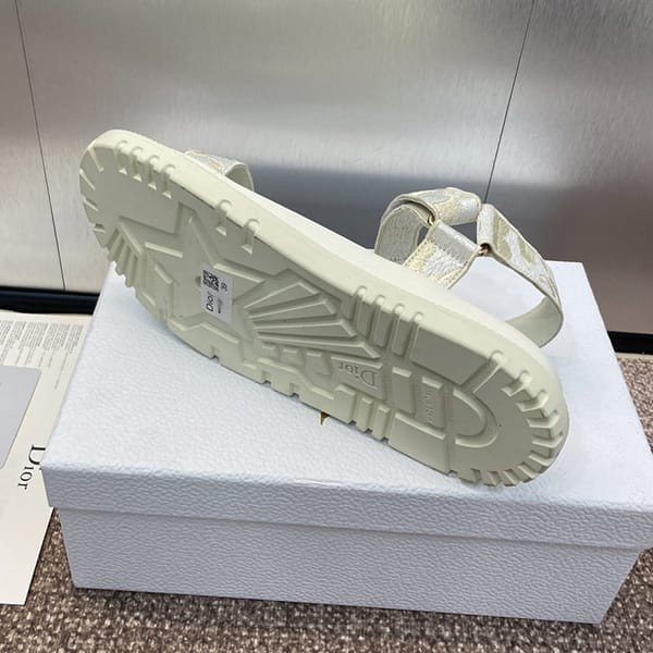 高品質ディオール 偽物 d-wave 蝶の刺繍が サンダル 3色 kcq916dlus09w