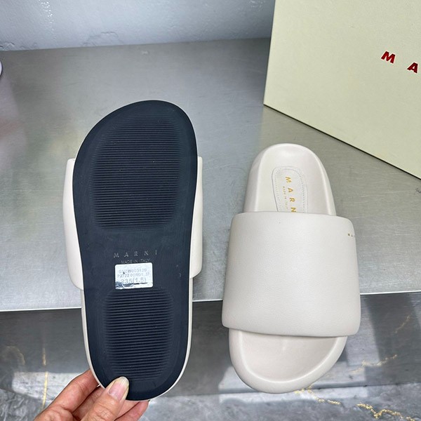 大人気!マルニ ホワイトレザーのバブルサンダル コピー maj68360