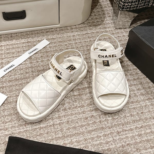 大人気!シャネル コピー フラット サンダル ゴールドCCロゴ付 3色 shu15846