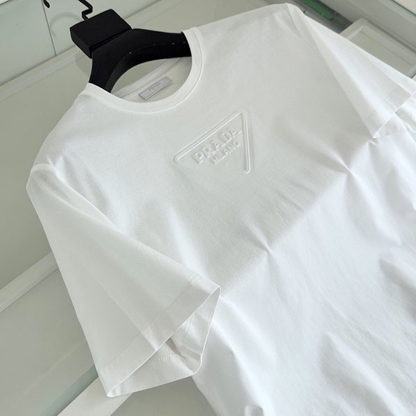 プラダ 胸元立体エンボスエンボスロゴ Tシャツ 偽物 pub12238