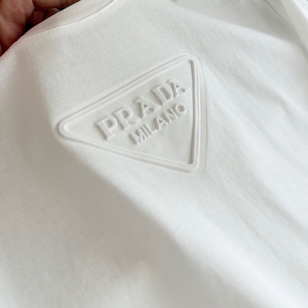 プラダ 胸元立体エンボスエンボスロゴ Tシャツ 偽物 pub12238