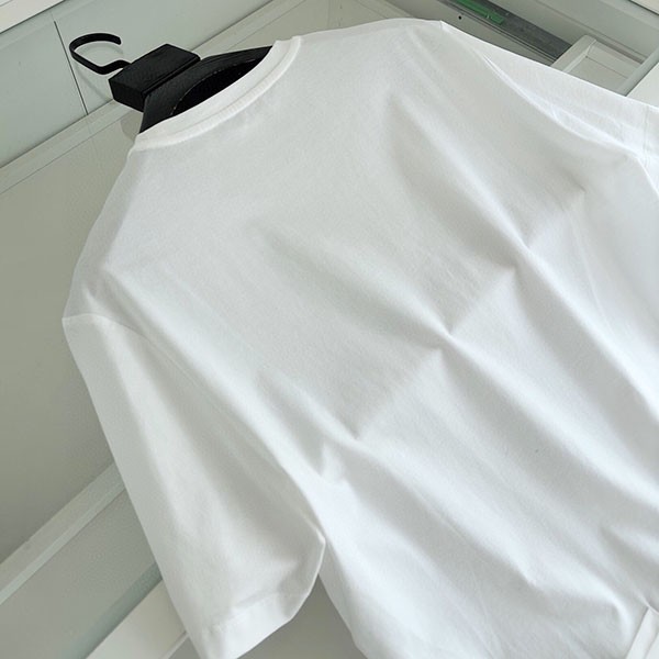 プラダ 胸元立体エンボスエンボスロゴ Tシャツ 偽物 pub12238
