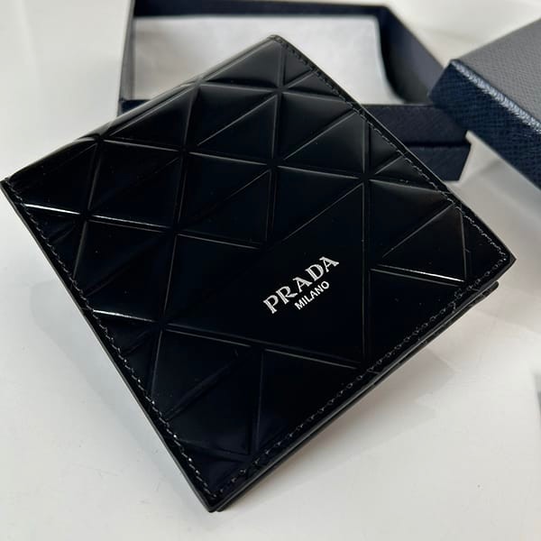 プラダ パテント カーフレザー ウォレット 財布 パチモン puu98359