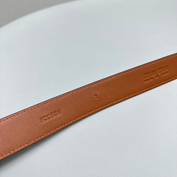 セレブ多数愛用ミュウミュウ パロディ レザー ベルト スクエアバックル myp29572