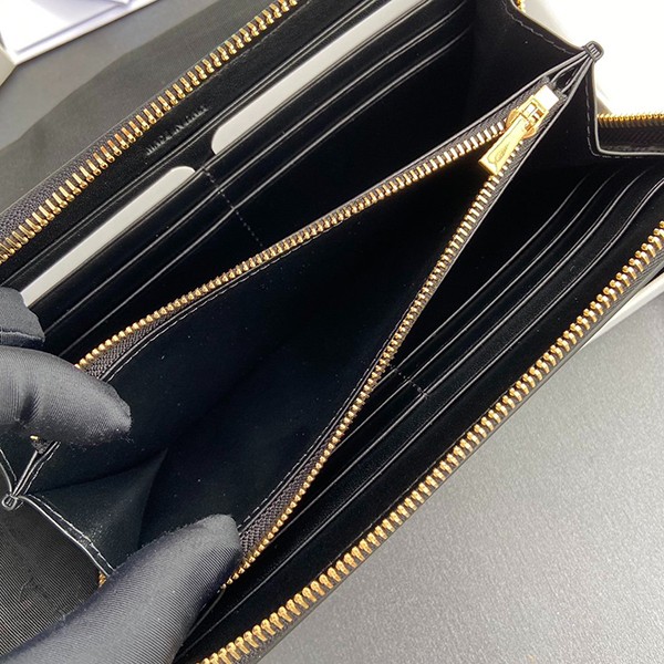 セリーヌ ラージ ジップウォレット 偽物 長財布 10B552BQ3