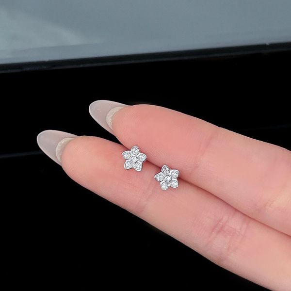 グラフ 偽物 ワイルドフラワーパヴェダイヤモンドスタッド ピアス guj56030