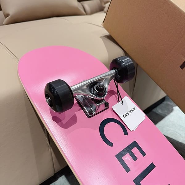 最新でオシャレセリーヌ ロゴプリント木製スケートボード 偽物 Cei14335