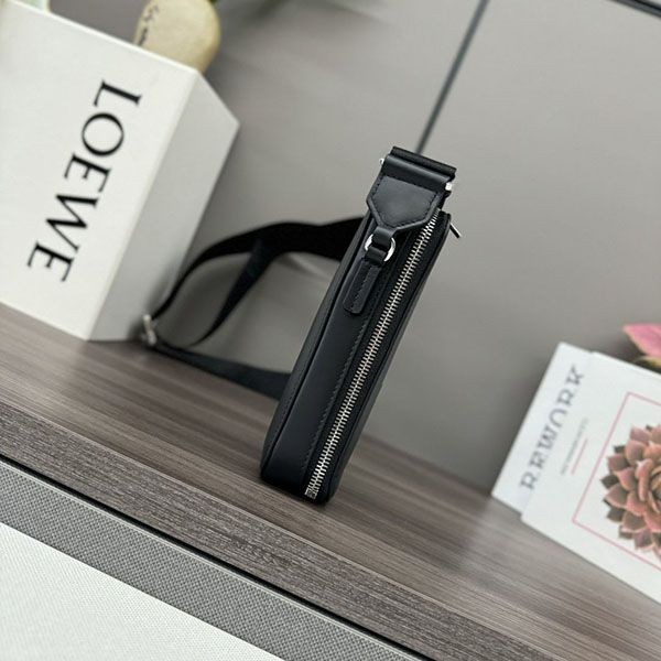ロエベ バーティカル 偽物 クロスボディポケット サテンカーフ lor09873