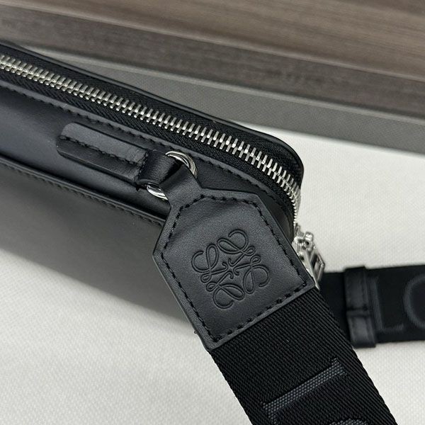 ロエベ バーティカル 偽物 クロスボディポケット サテンカーフ lor09873