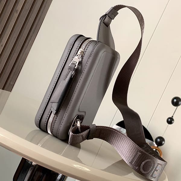 最新でオシャレロエベ パチモン Molded Sling カーフスキン スリングバッグ loo15477