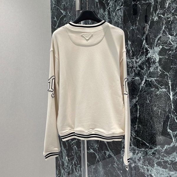 n級品 おすすめ プラダ パッチ付きコットンフリーススウェットシャツ pum85411