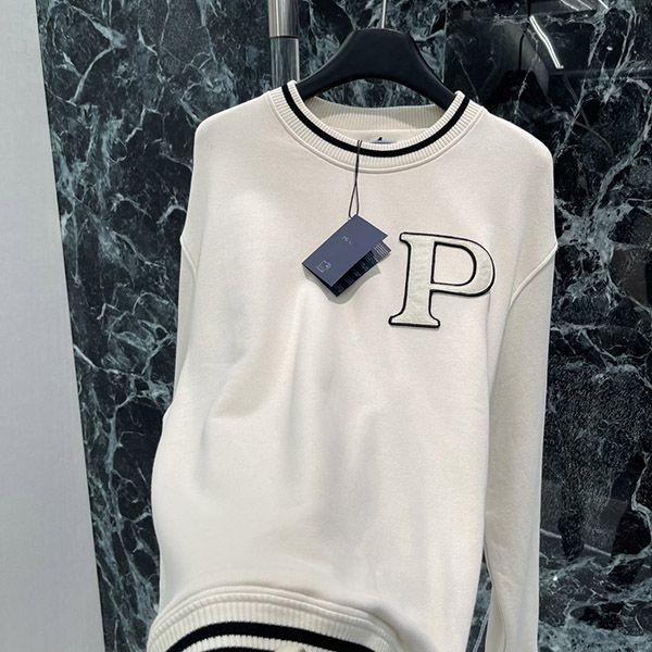 n級品 おすすめ プラダ パッチ付きコットンフリーススウェットシャツ pum85411