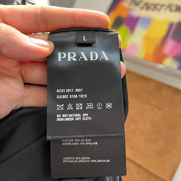 プラダ ライトナイロン フーデッドパファージャケット 偽物 SGB574