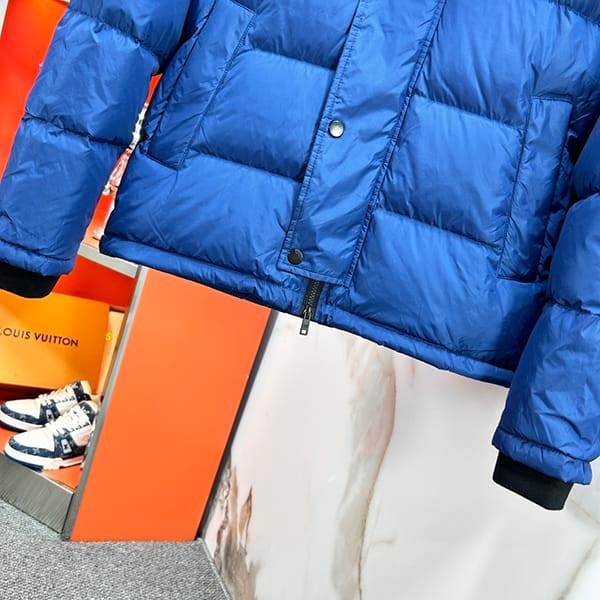 プラダ Re-Nylon ダウンジャケット スーパーコピー pup97328