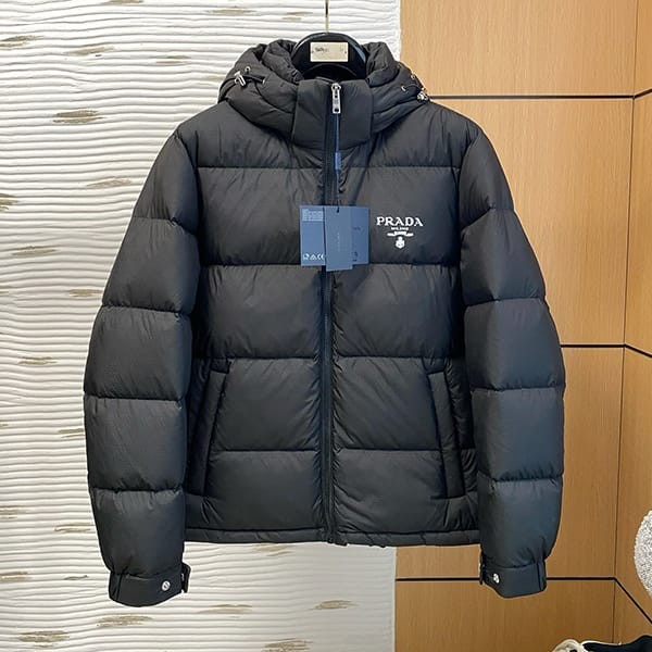 世界中で大人気♪プラダ パロディ クロップド Re-Nylon ダウン
