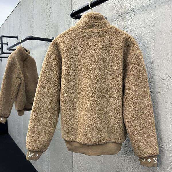 新色登場☆ルイヴィトン レザーパッチフリースブルゾン スーパーコピー vuy50494