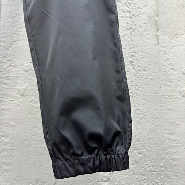 プラダ 偽物 Re-Nylon トライアングルロゴ ナイロンカーゴパンツ pud74035