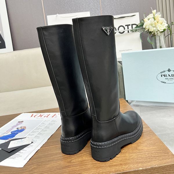 【お洒落度UP】プラダ◆レザー ロングブーツ 偽物 ブラック メタルロゴ pup65698
