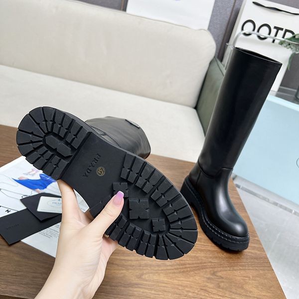 【お洒落度UP】プラダ◆レザー ロングブーツ 偽物 ブラック メタルロゴ pup65698