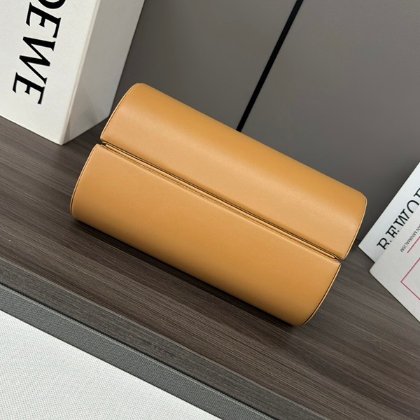 大人気!ロエベ CLASP バック スモール シルクカーフ パチモン lol17586