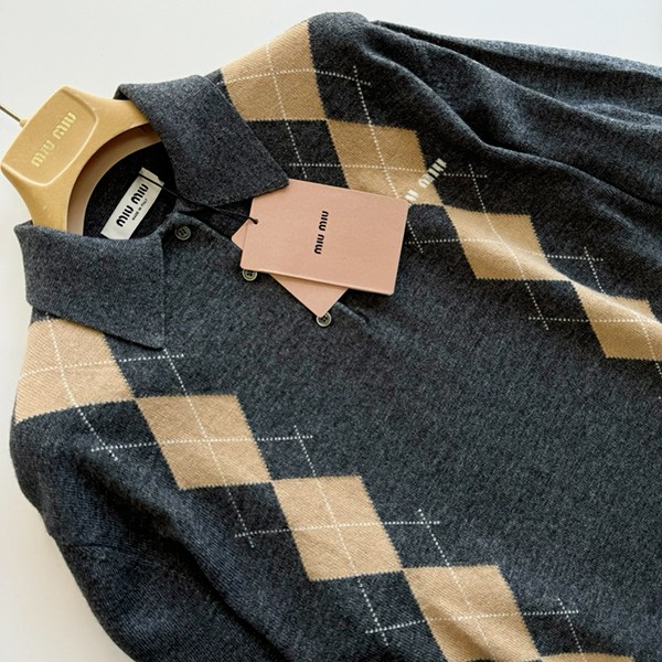 最新でオシャレミュウミュウ スーパーコピー カシミヤ ニット ポロシャツ myh48874