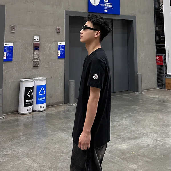 モンクレール Batmanコレクション 偽物 ブラック フロック ロゴ Tシャツ mof53421