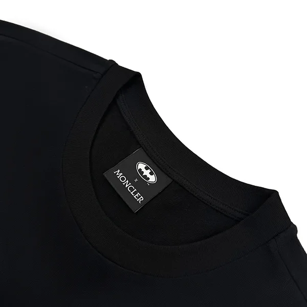 モンクレール Batmanコレクション 偽物 ブラック フロック ロゴ Tシャツ mof53421