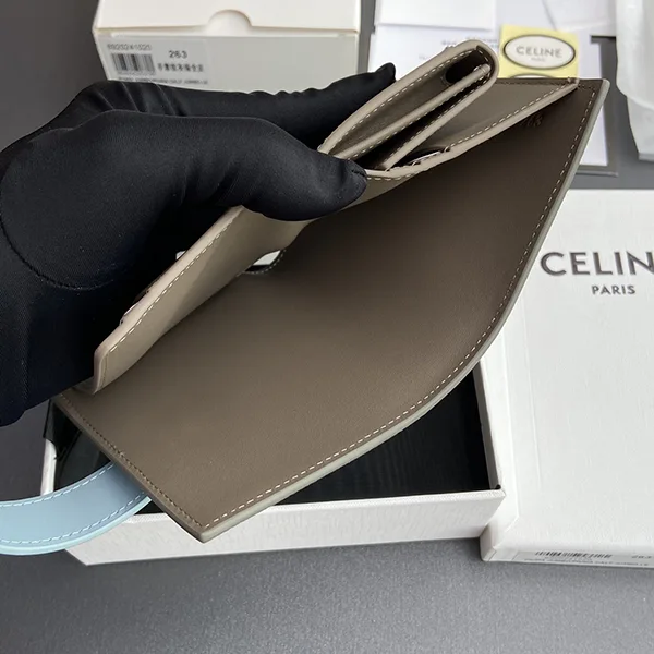 使い勝手良しセリーヌ n級品 スモール ストラップウォレット エッセンシャル Cem68745