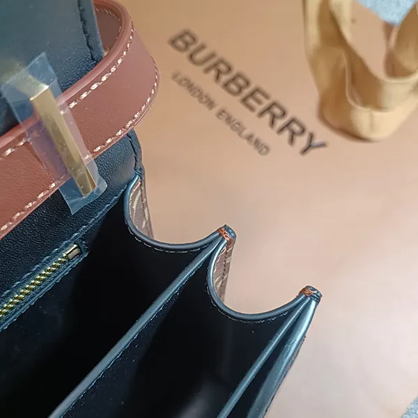 激安価格!バーバリー モノグラムストライプ チェーンウォレット Bao42121