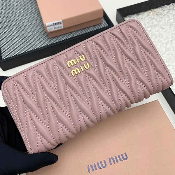 ミュウミュウ 偽物 マテラッセ ジッピーウォレット 長財布 myb37542