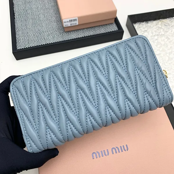 大人気!ミュウミュウ マテラッセ ジッピーウォレット 長財布 myj92843