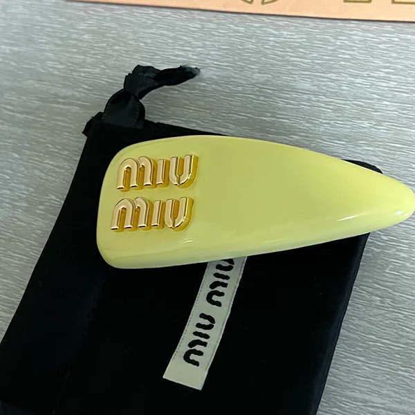 セール新作ミュウミュウ パロディ TWICE サナ着用♡パテントレザークラスプ myd33791