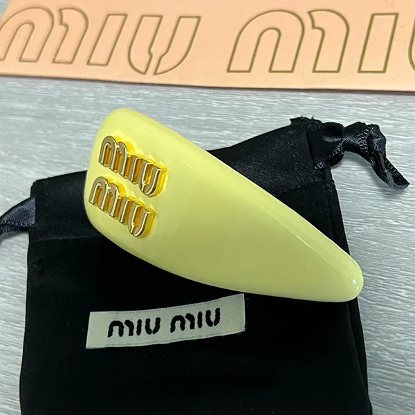セール新作ミュウミュウ パロディ TWICE サナ着用♡パテントレザークラスプ myd33791