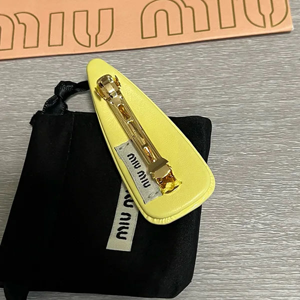 セール新作ミュウミュウ パロディ TWICE サナ着用♡パテントレザークラスプ myd33791