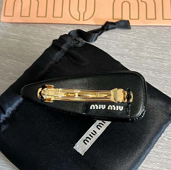 秋冬大セールミュウミュウ n級品 TWICE サナ着用♡パテントレザー