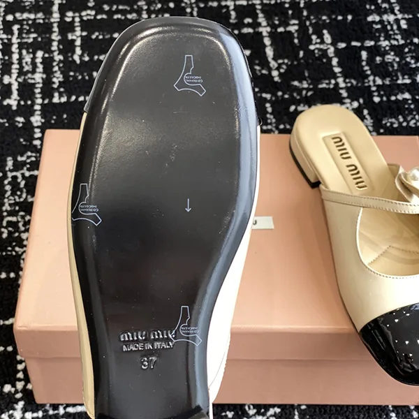 大人気!ミュウミュウ レザーパンプス 人工パール付き コピー商品 myo80394