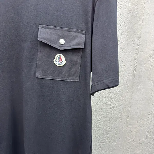 希少 モンクレール 胸ポケット付 コットン Tシャツ n級品 moe29574
