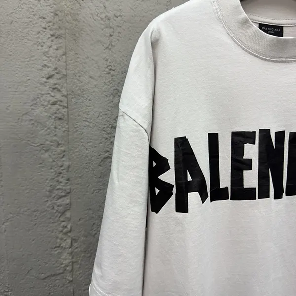 バレンシアガ TAPE TYPE Tシャツ ミディアムフィット bax90226
