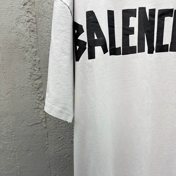 バレンシアガ TAPE TYPE Tシャツ ミディアムフィット bax90226
