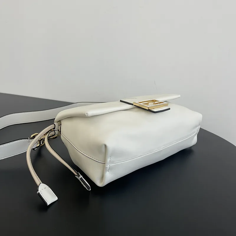 確保済み フェンディ n級品 Mamma Baguette ミディアム ナッパレザー