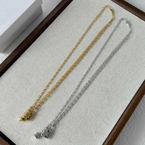 セリーヌ 真鍮製ロック トリオンフ ネックレス 偽物 461HH6BRA
