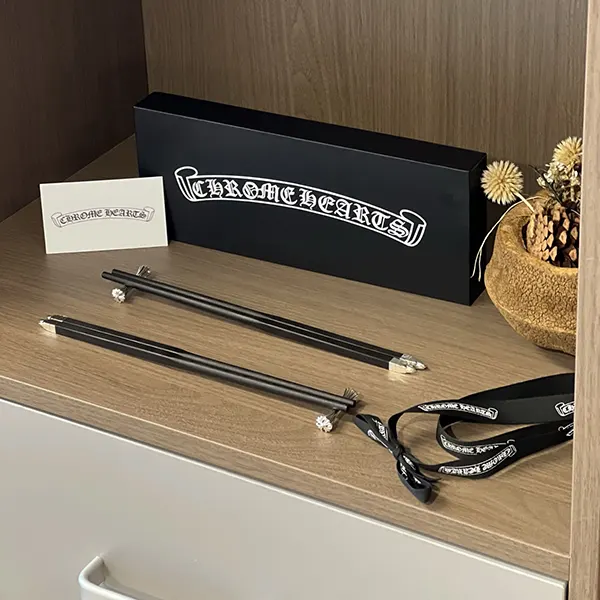 可愛い クロムハーツ コピー CHプラス ロゴ付き 黒檀 箸(かんざし