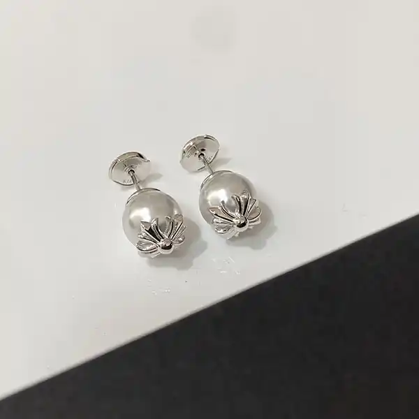 クロムハーツ × ミキモト CHプラスパールピアス コピー K18WG ホワイト
