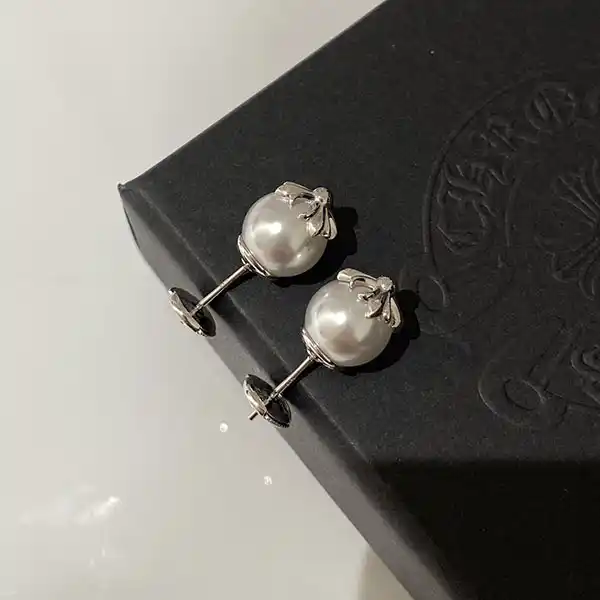 クロムハーツ × ミキモト CHプラスパールピアス コピー K18WG ホワイト